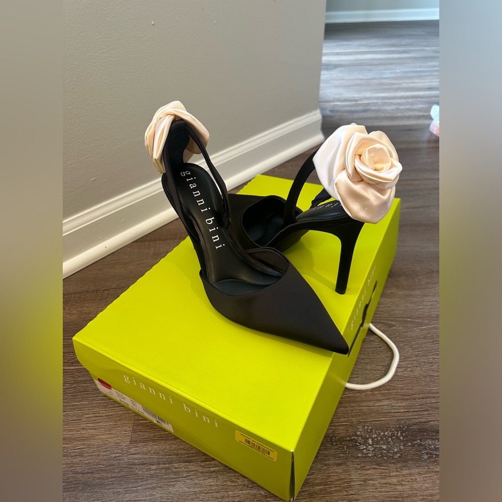 High heel with cream rose come with a box